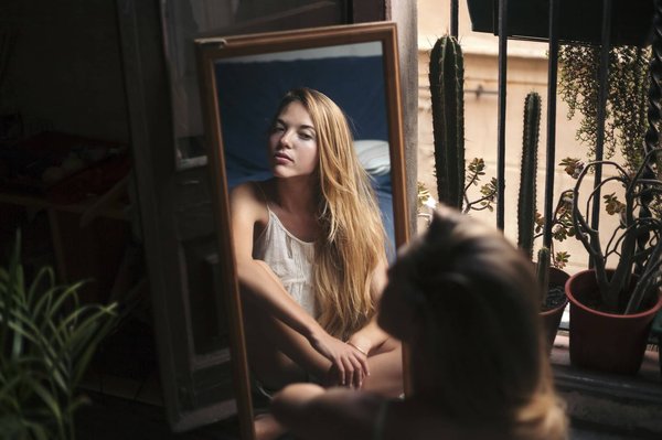 What's the Potential for Incorporating Smart Mirrors in Luxury Real Estate Properties?